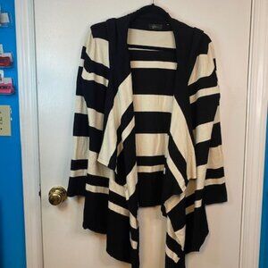 lyn black and white look sweater with hood
